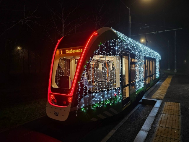 ? А вот и кадры новогоднего трамвая «Ветерок», которы?...