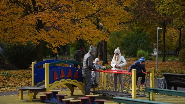 В России хотят ввести зарплату для родителя, занимающе...