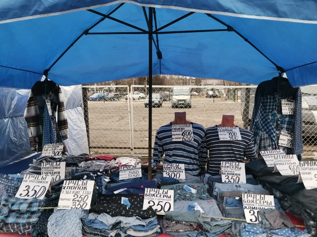 На против центрального входа Октябряского рынка будет...