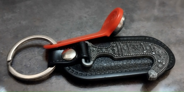 Нашли ключи в 6 микрорайоне около школы 3. Писать в л. с.