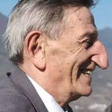 Самый длинный нос в мире – 8,8 см от лба до кончика – при...