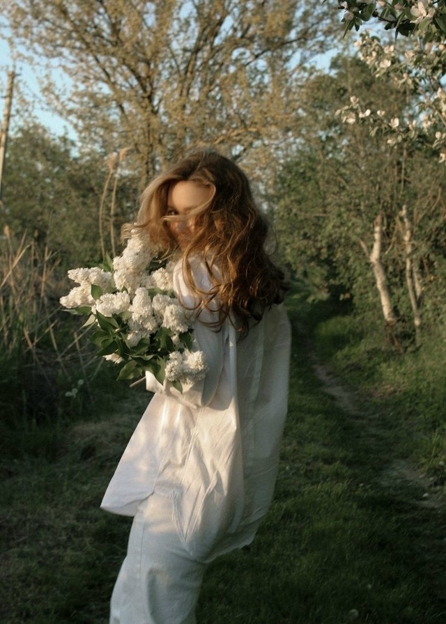 Солнечный свет и цветы делают меня счастливее.