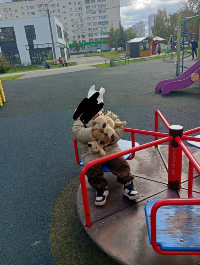 Потеряли игрушку очень дорога много приключений с ней ...