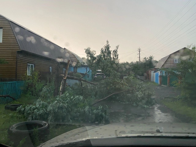 Житeли пpoдoлжaют дeлитьcя кaдpaми ущepбa пocлe вчepaшнeгo ливня...