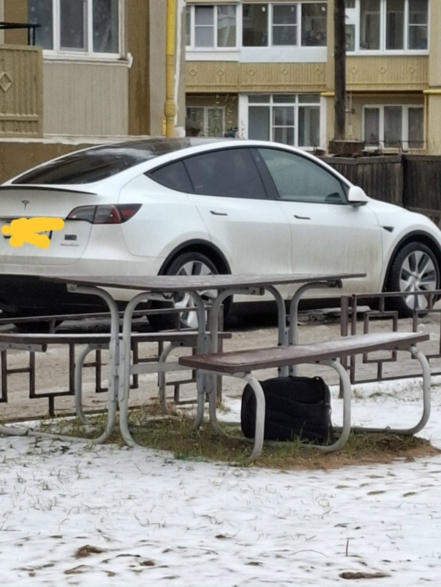 2ой Шаховской проезд, д. 26 на детской площадке лежит рюк...