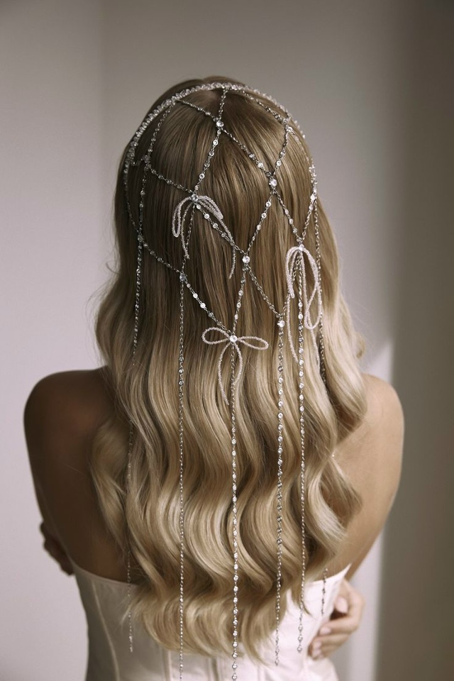 Альтернатива фате и любым украшениям для волос 💕
Смо?...