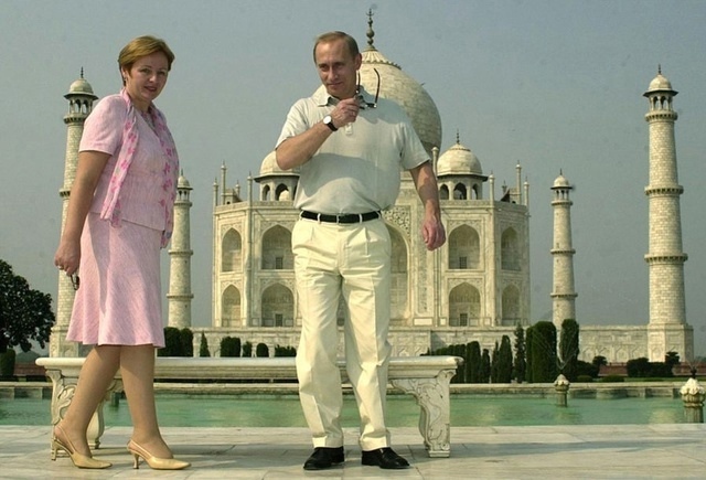 1998 гoд. Влaдимир Путин и eго cyпруга Людмилa пoceтили Индию ...