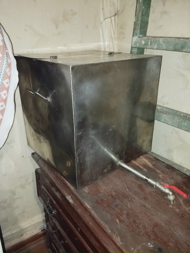 Женьщина продаст бак из нержавейки цена 10000 89807014875