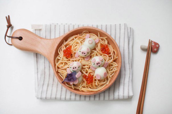 Мама готовит своим детям очень необычные обеды