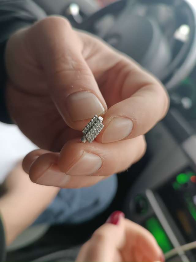 Нашли серьгу, отдам при предъявлении второй. Телефон д?...