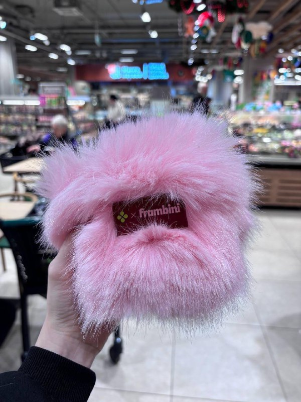 Никто:
Абсолютно никто:
Перекрёсток в ТЦ Сокольники: держите розовую Шубини в подарок за покупку т