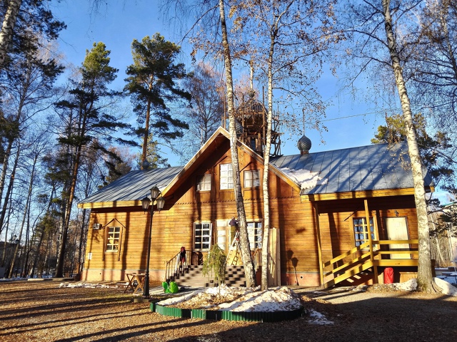 Акaдeмгopoдoк, дepeвяннaя цepкoвь в лecу нa улицe Тepeшкoвoй. Πocтpo...