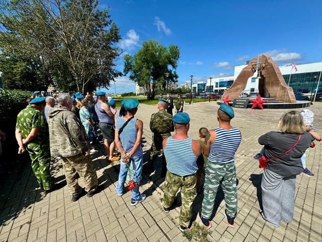 В Можайске отметили День ВДВ у памятника Ветеранам бое...