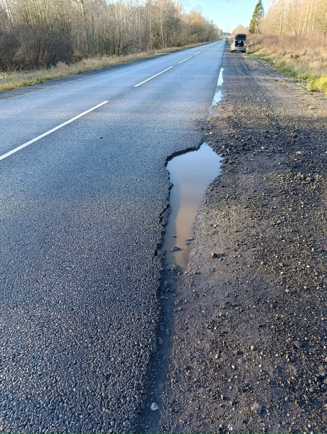 Внимание, автолюбители! На Новгородской трассе, между ?...