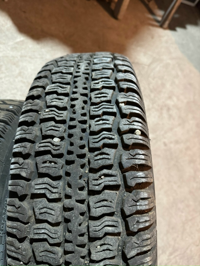 Стартер 2115 НОВЫЙ не ставился - 3500р
1 баллон на ниву R16 - 350...