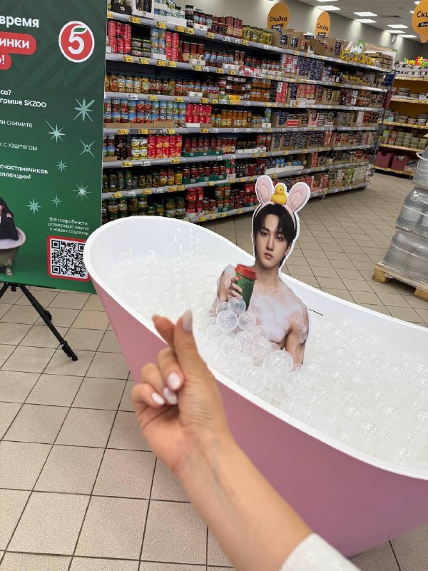 Ор: в пятёрке корейцы купаются в ванной 🤣
В магазинах поставили инсталляции с картонными фигурами у