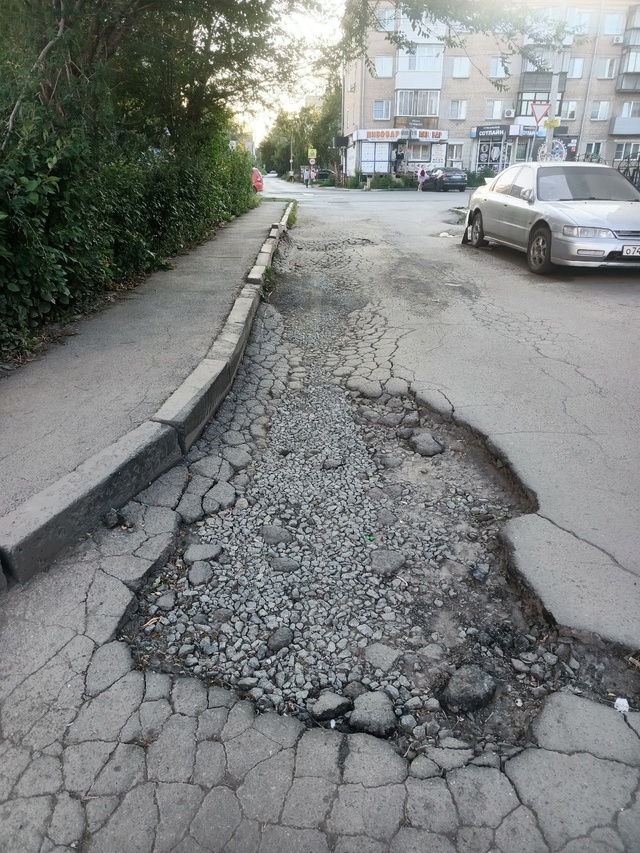 Хозяин авто найдись и убери пожалуйста свою колымагу и...