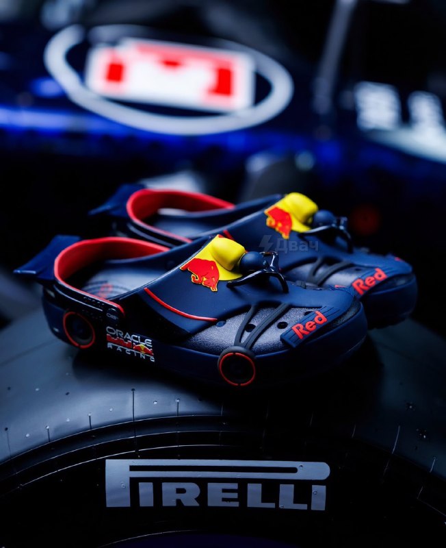 Crocs замутили коллаб с Red Bull и выкатили гоночные тапки в виде болидов F1
Покупателей ждёт два в