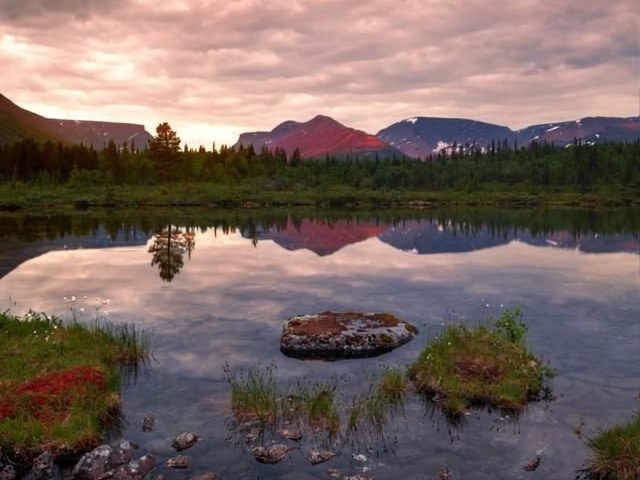 В Хибинах на рассвете ,полигональные озёра.
📸Виталий ...
