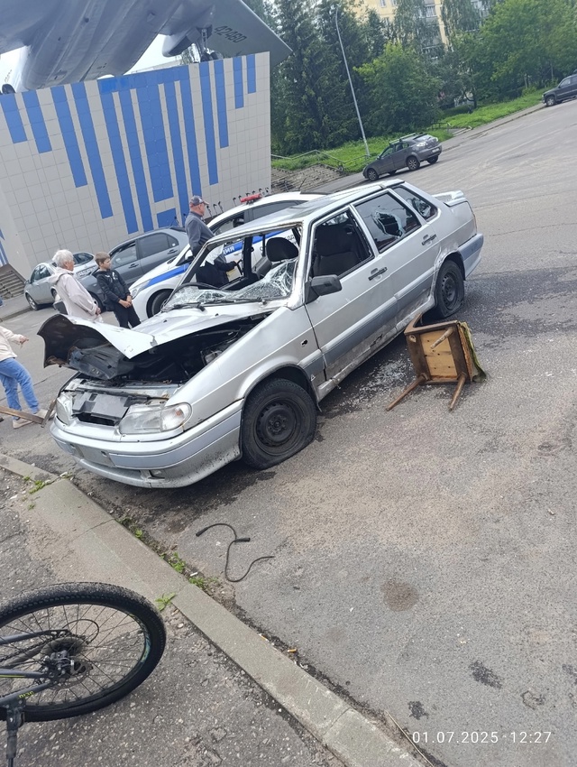 Танцы на машине закончились полным ее разгромом.
🎈 Ск...