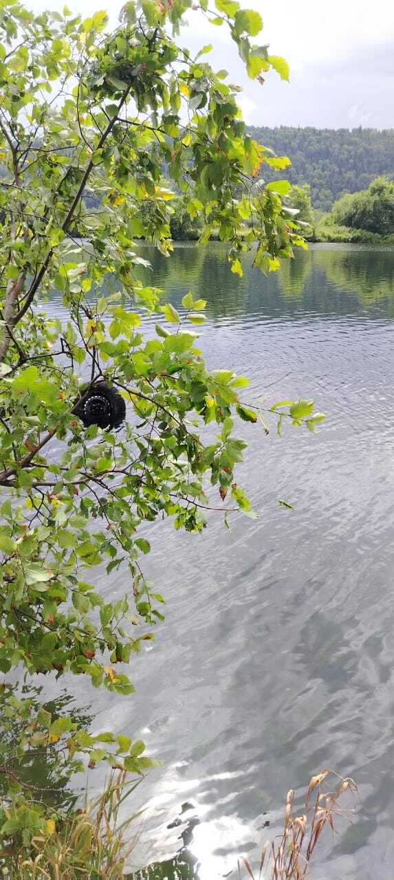Легковушка слетела с 70-метрового обрыва в воду: один че...