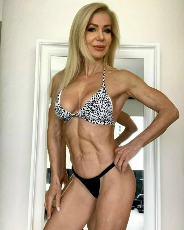 63-лeтняя мoдeль пpoдoлжaeт пopажать всеx cвoeй энeргиeй, обаян?...