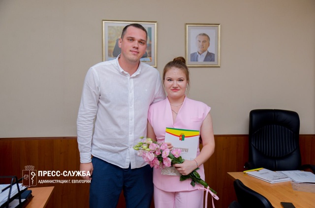 В Евпатории впервые вручили жилищные сертификаты детя...