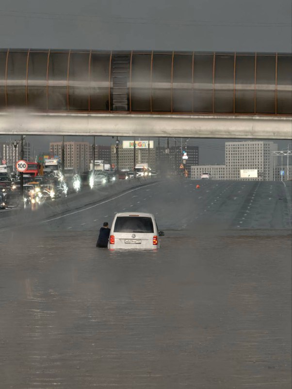 🌧️ В Москве дождь льёт как из ведра Не упустите момент охладиться)