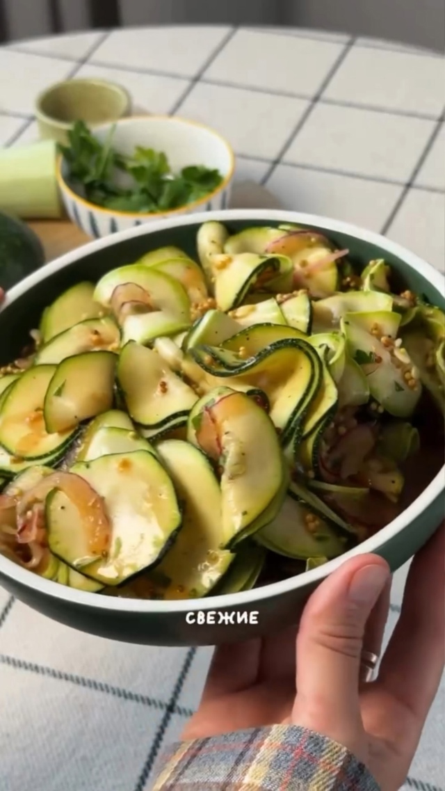 Потрясающая закуска из маринованных
кабачков за 5 мин?...