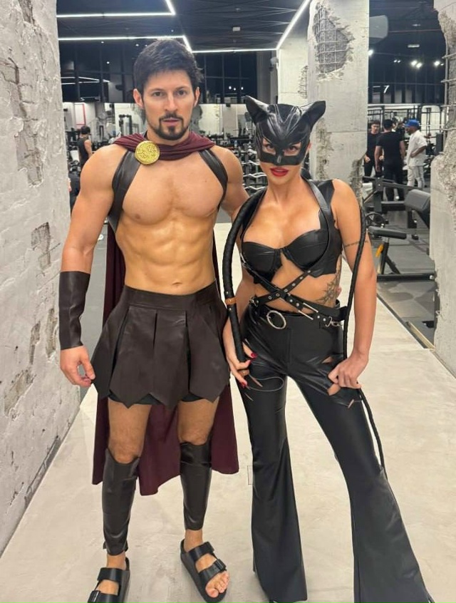 ‼️Павел Дуров примерил костюм спартанца на Хэллоуин
...