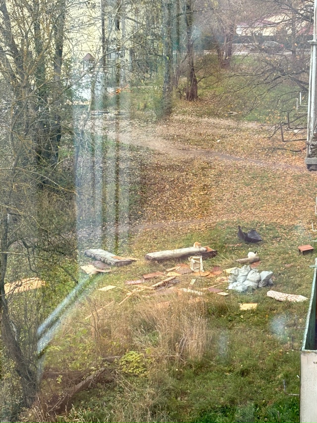 Калинина 38а,третий подъезд!уберите мусор,неделю всё эт...