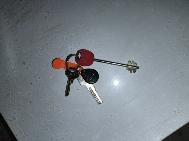 Найдены ключи на горке, рядом с 10 детским садом.
Отдали...