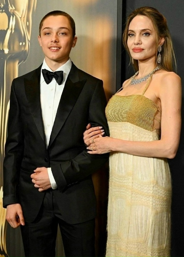 Анджелина Джоли вышла в свет вместе со своим самым скр?...