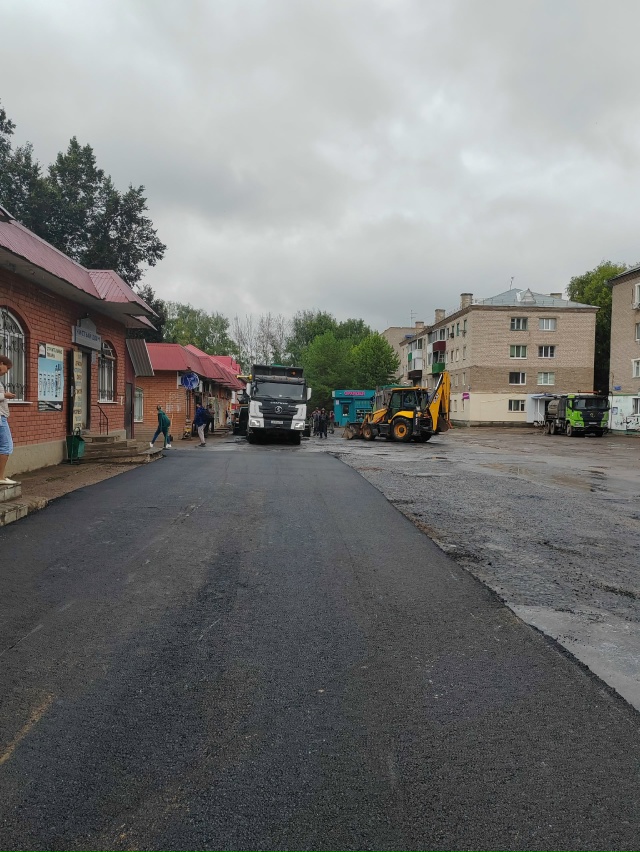 На Юбилейке на площади укладывают асфальт...