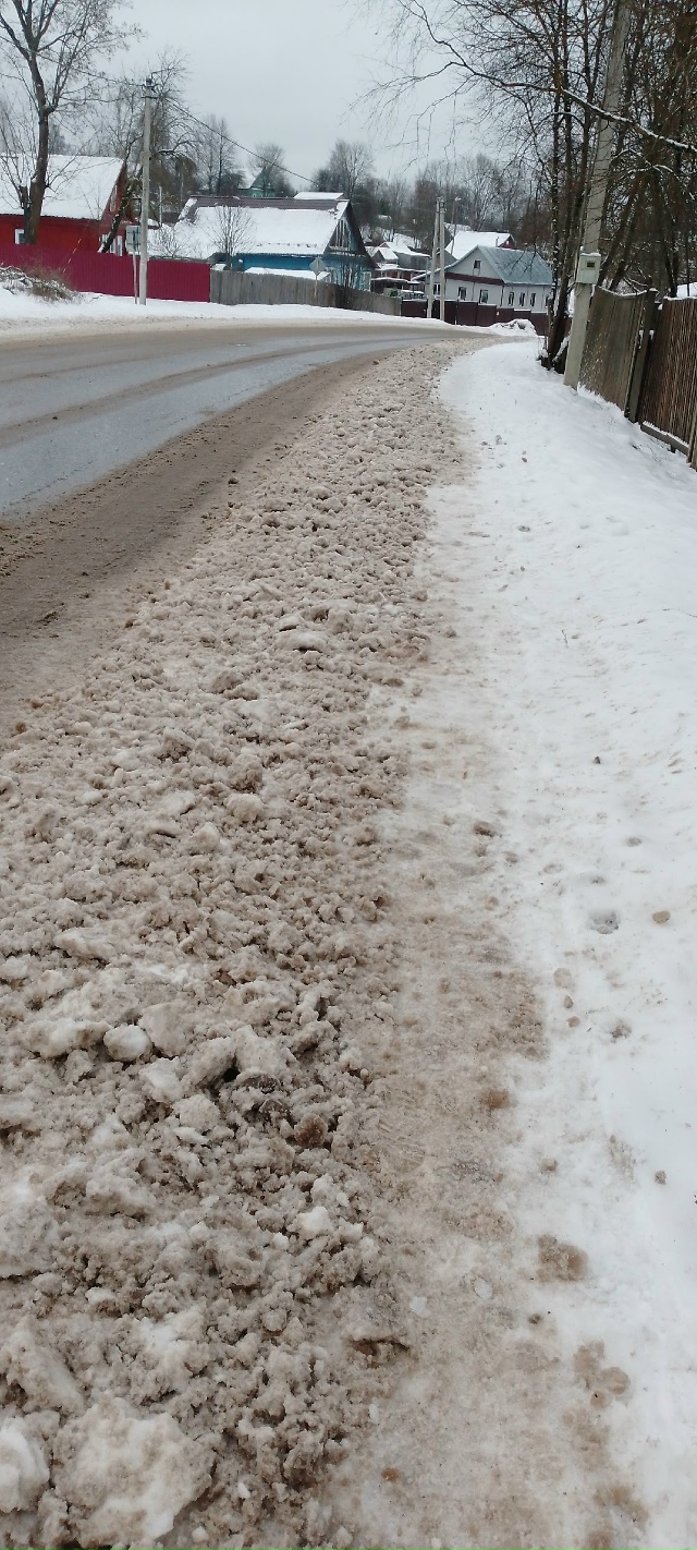 В Окуловке тротуаров для пешеходов почти нет, а те что ?...