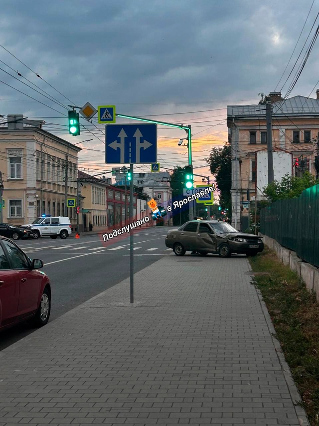 Вот такое ДТП у Серого дома.