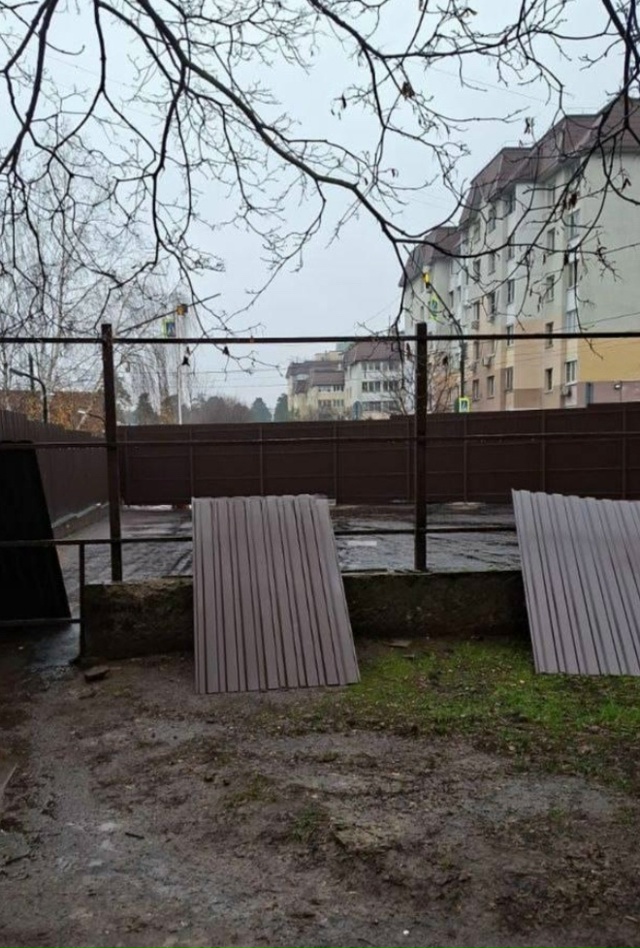 Сначала парковку забрали, а сейчас забор поставили и п?...