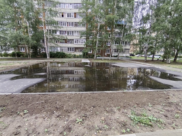 Космонавтов, 27. Вместо детского городка, который снесл?...