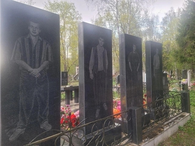 Их убили в офисе одной из автозаводских фирм
15 июня 1999 ...