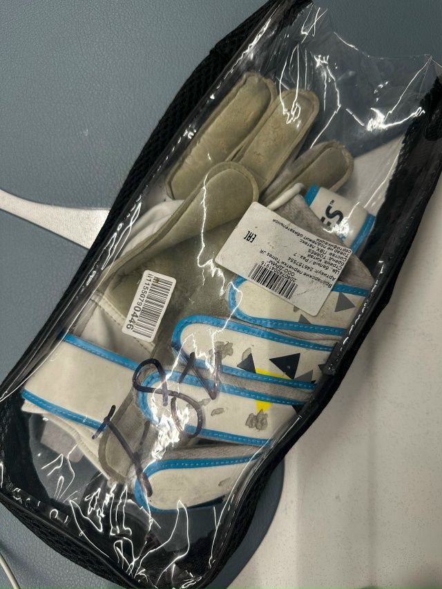 Кто потерял вратарские перчатки около 6 шк.?