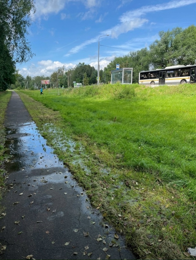 Вода течет очень давно, где-то прорыв. Остановка Холмог...