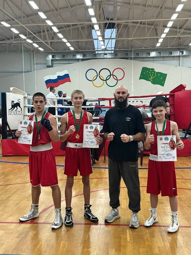 Бокс- это не про драку - это про характер .
Бокс учит не б...