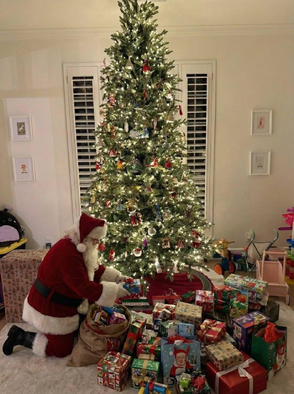 ИИ помогает сохранять детскую веру в чудо.
Парнишка сгенерировал Санта-Клауса на фото своего дома,