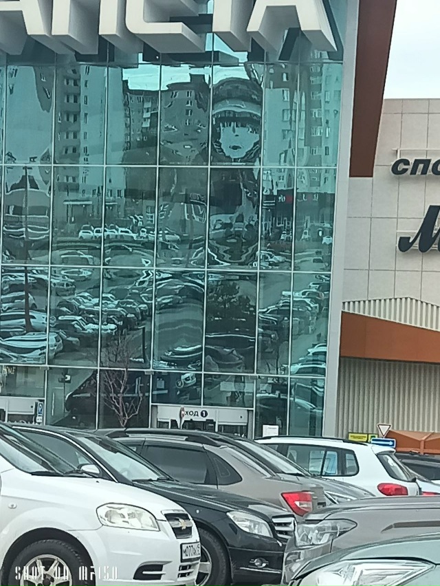 Отражение в стекле ТЦ Планета, силуэт лица