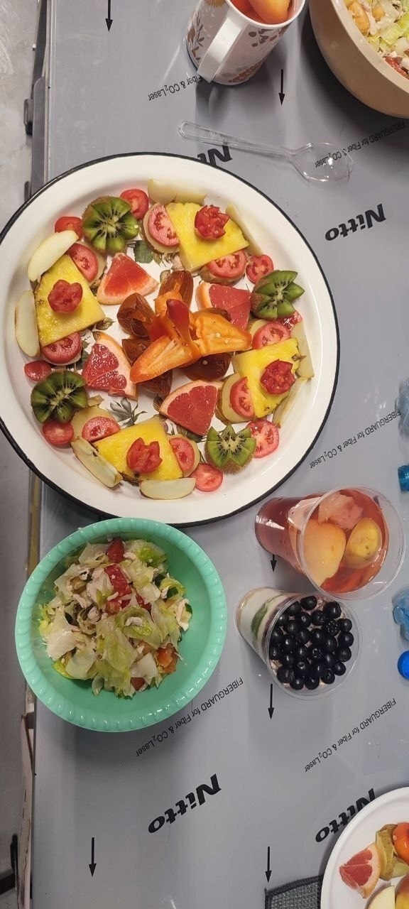 На снимке изображена обычная еда для орангутанов в зоо...