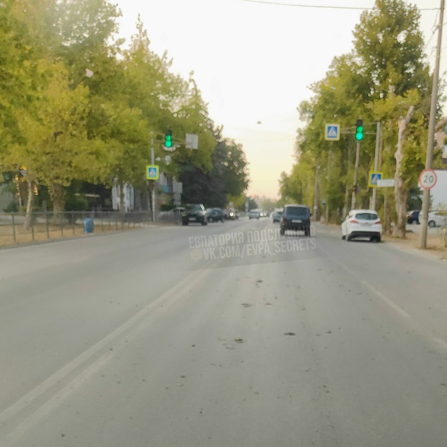 Битум с Демышева растянули колесами до самого универс?...