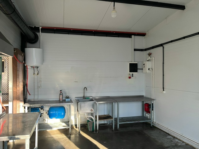 На трассе около магазина байрам сдается в аренду помещ...