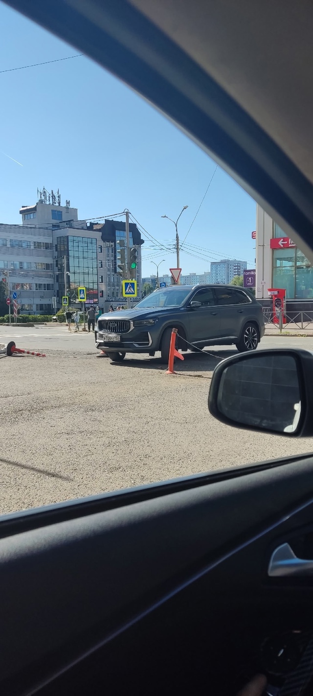 Мастер парковки👍, перегородил целую полосу на Пермск?...
