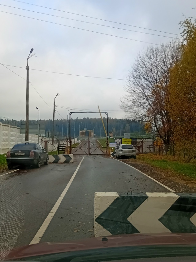 Не понятно,почему нас гоняют в кругаля,закрыв проезд п?...