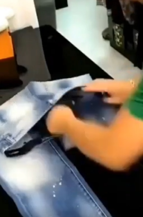 Учитесь, как нужно слаживать одежду!